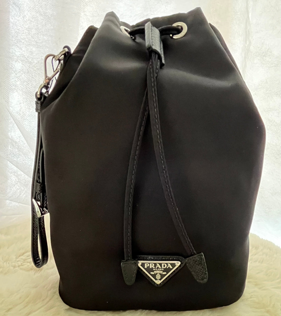 PRADA Re-Nylon ポーチ 巾着 PRADA プラダ Re-Nylon ポーチ 巾着 – AZMIZ_AGAIN