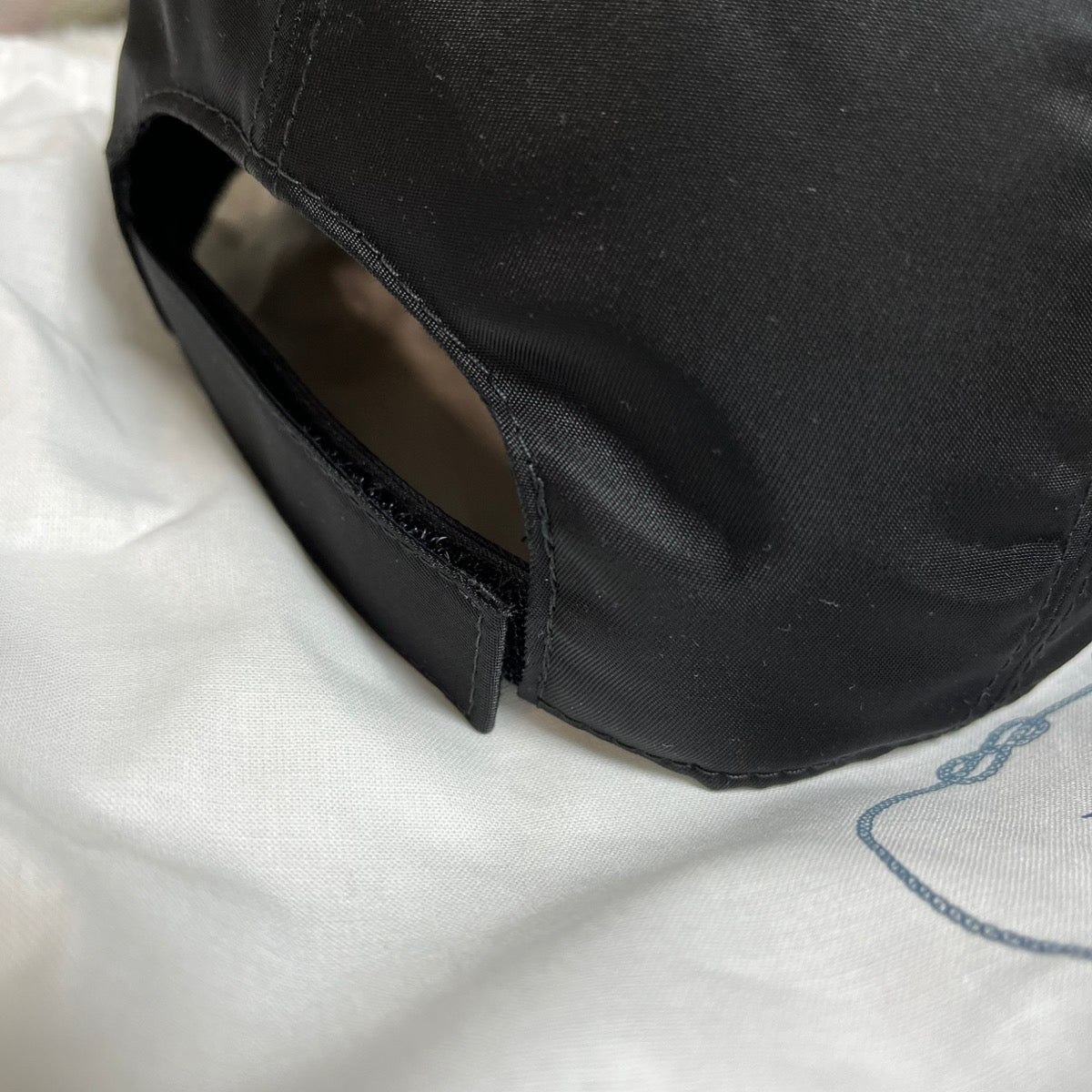 PRADA(プラダ) ロゴ ナイロン製 ベースボール キャップ M ゴールドロゴ
