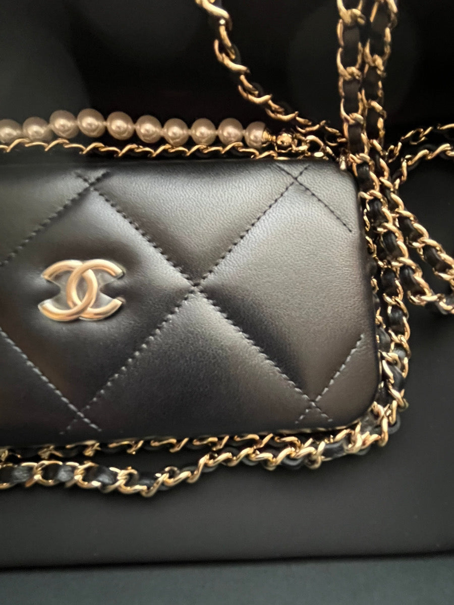 CHANEL★チェーン クラッチ iPhone ケース 15Pro