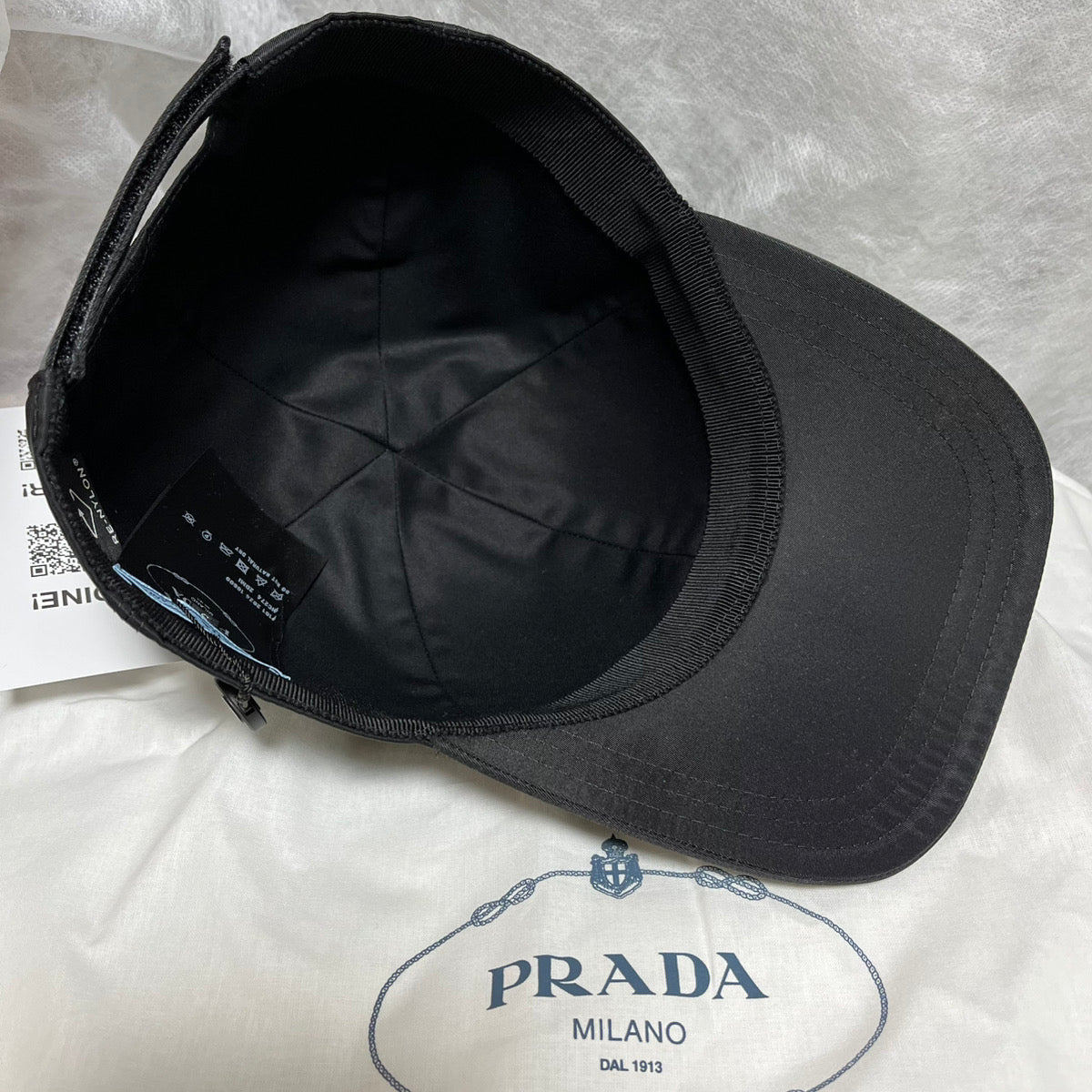 PRADA(プラダ) ロゴ ナイロン製 ベースボール キャップ M ゴールドロゴ