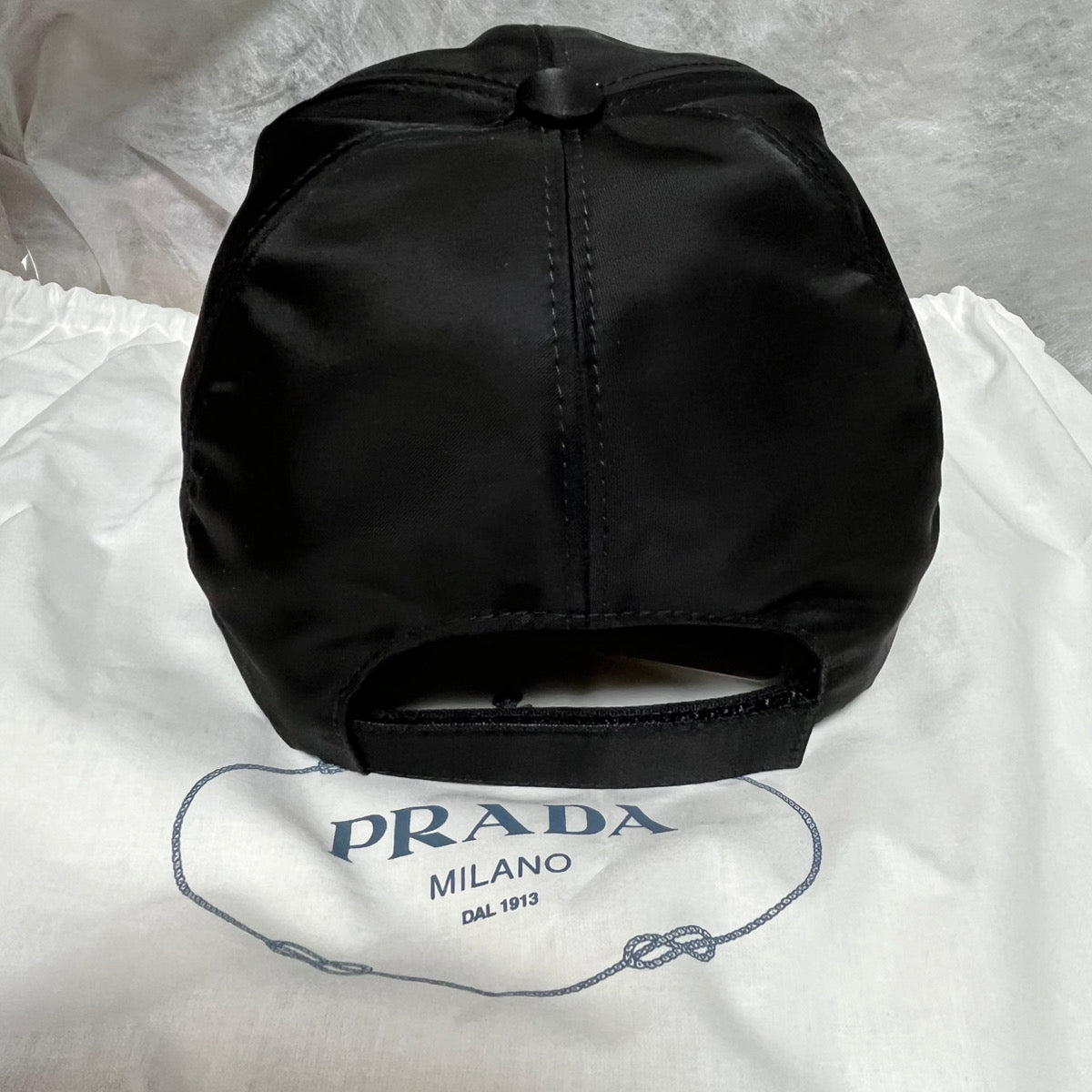 PRADA(プラダ) ロゴ ナイロン製 ベースボール キャップ M ゴールドロゴ