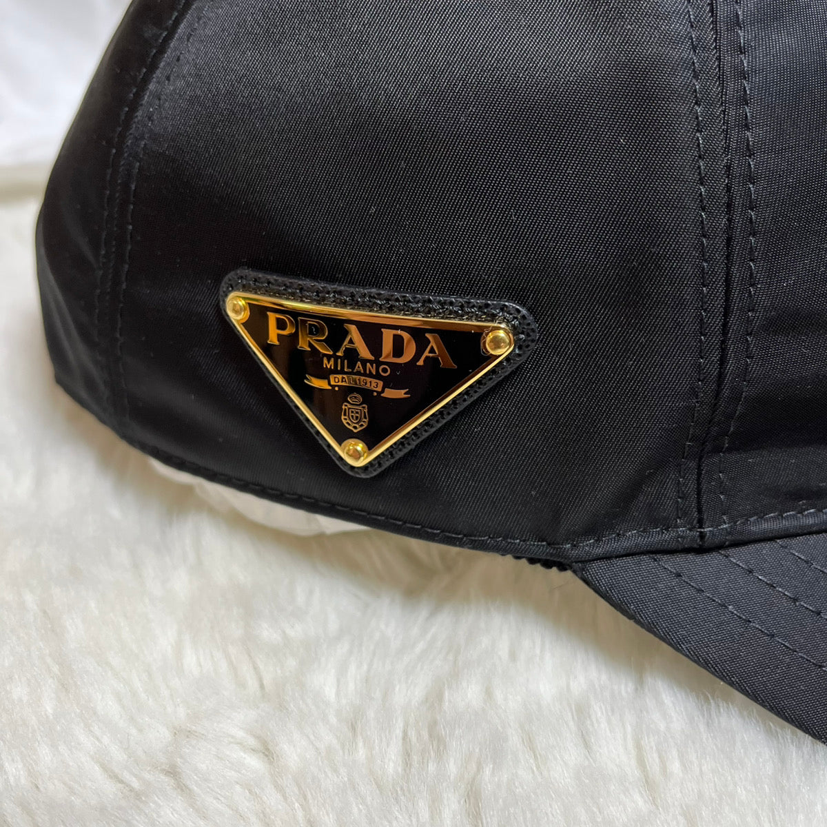 PRADA(プラダ) ロゴ ナイロン製 ベースボール キャップ M ゴールドロゴ