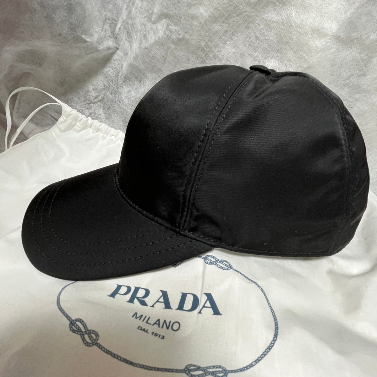 PRADA(プラダ) ロゴ ナイロン製 ベースボール キャップ M ゴールドロゴ
