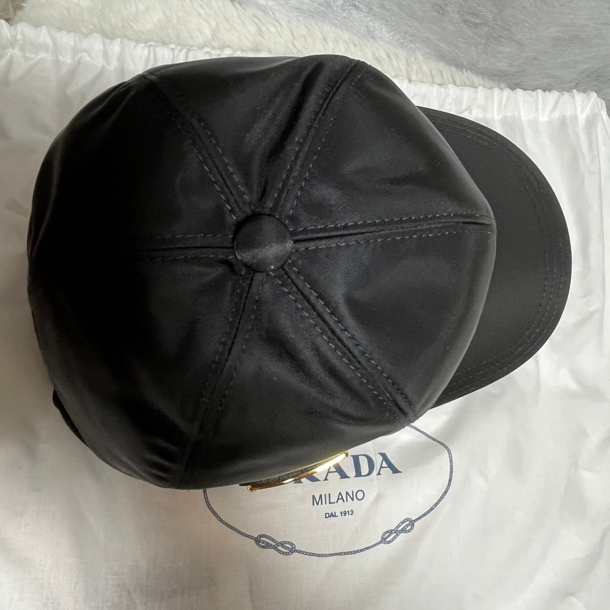 PRADA(プラダ) ロゴ ナイロン製 ベースボール キャップ M ゴールドロゴ
