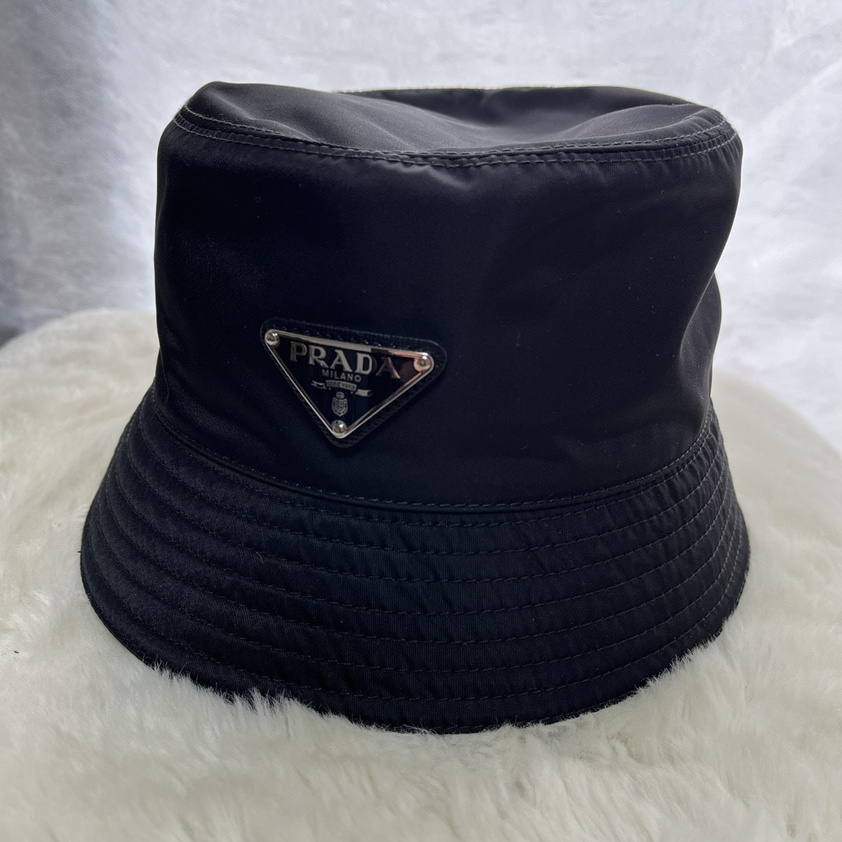 PRADA(プラダ) ロゴ バケットハット ブラック